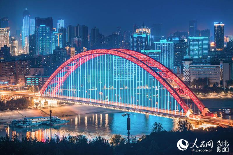 震撼！LED幕墻燈光技術(shù)助力70周年大型燈光秀，告白祖國！